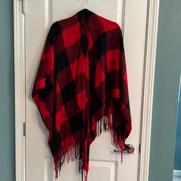 NWOT Fall Obsessed Buffalo Check Poncho in Red from VICI Collection - Picture 2 of 3